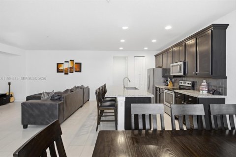 Townhouse in Pembroke Pines, Florida 3 bedrooms, 193.05 sq.m. № 2062956 - photo 5
