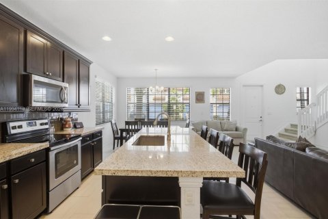 Townhouse in Pembroke Pines, Florida 3 bedrooms, 193.05 sq.m. № 2062956 - photo 9