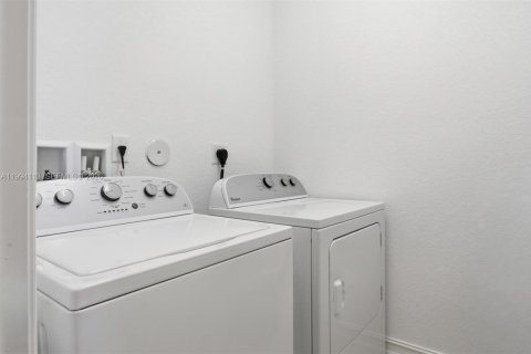 Townhouse in Pembroke Pines, Florida 3 bedrooms, 193.05 sq.m. № 2062956 - photo 28