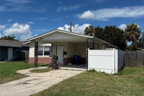 House in Saint Petersburg, Florida 3 bedrooms, 96.99 sq.m. № 2396650 - photo 3