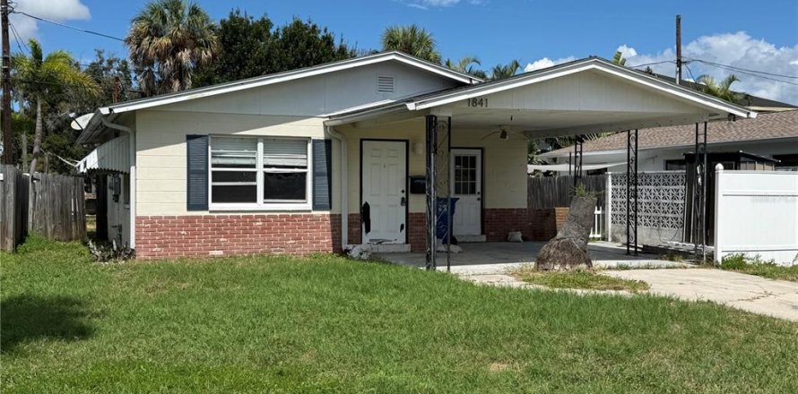 House in Saint Petersburg, Florida 3 bedrooms, 96.99 sq.m. № 2396650