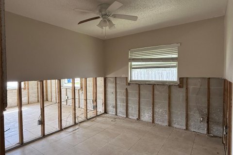 House in Saint Petersburg, Florida 3 bedrooms, 96.99 sq.m. № 2396650 - photo 5