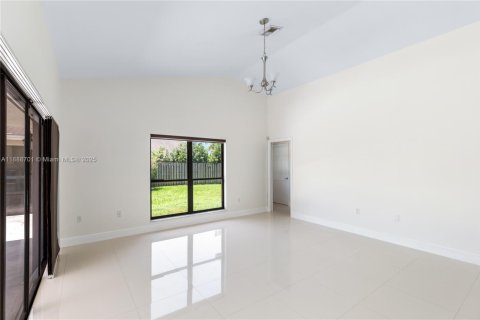 Villa ou maison à louer à Cutler Bay, Floride: 4 chambres, 240.06 m2 № 1945635 - photo 25