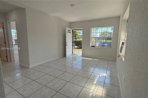 Villa ou maison à louer à Miami, Floride: 2 chambres, 83.61 m2 № 2025136 - photo 2