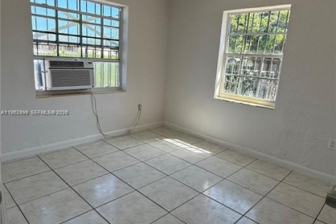Villa ou maison à louer à Miami, Floride: 2 chambres, 83.61 m2 № 2025136 - photo 8