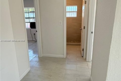 Villa ou maison à louer à Miami, Floride: 2 chambres, 83.61 m2 № 2025136 - photo 3