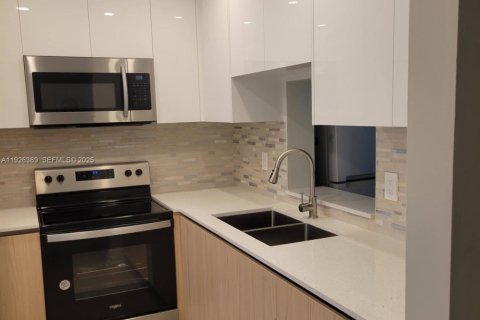 Condo in Hallandale Beach, Florida, 1 bedroom № 1985719 - photo 3