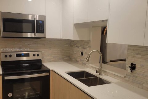 Condo in Hallandale Beach, Florida, 1 bedroom № 1985719 - photo 2