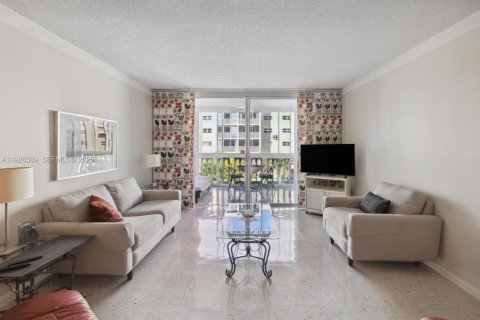 Condo in Hallandale Beach, Florida, 1 bedroom № 1985719 - photo 7