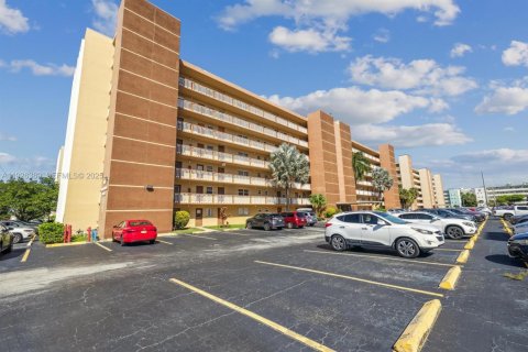 Condo in Hallandale Beach, Florida, 1 bedroom № 1985719 - photo 4