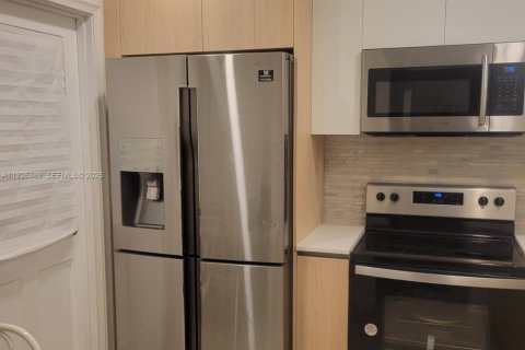 Condo in Hallandale Beach, Florida, 1 bedroom № 1985719 - photo 1