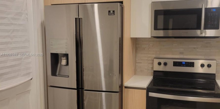 Condo in Hallandale Beach, Florida, 1 bedroom № 1985719