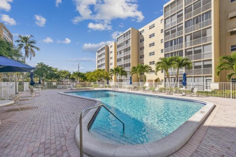 Condo in Hallandale Beach, Florida, 1 bedroom № 1985719 - photo 5