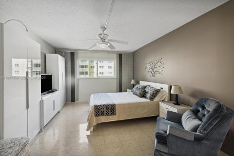 Condo in Hallandale Beach, Florida, 1 bedroom № 1985719 - photo 6