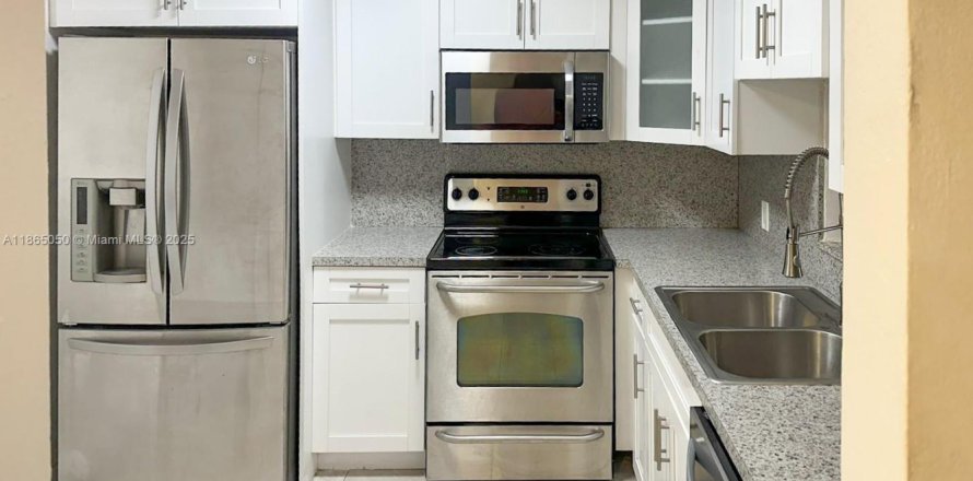 Condo à North Miami, Floride, 2 chambres № 1893261