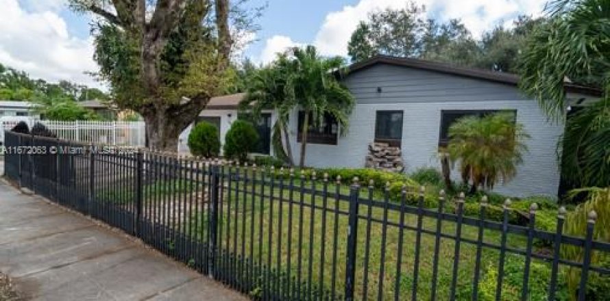 Дом в Майами, Флорида 4 спальни, 162.67м2 № 2006843