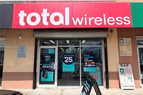 Commercial property in Hialeah Gardens, Florida № 2242397