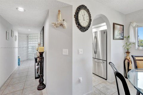 Condo in Pembroke Pines, Florida, 2 bedrooms  № 1678918 - photo 23