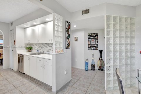 Condo in Pembroke Pines, Florida, 2 bedrooms  № 1678918 - photo 12