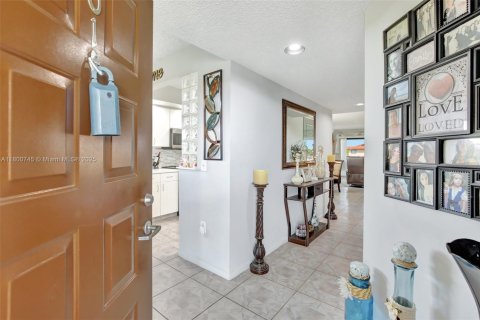 Condo in Pembroke Pines, Florida, 2 bedrooms  № 1678918 - photo 9