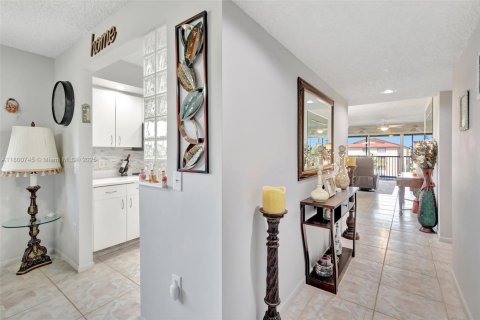 Condo in Pembroke Pines, Florida, 2 bedrooms  № 1678918 - photo 10