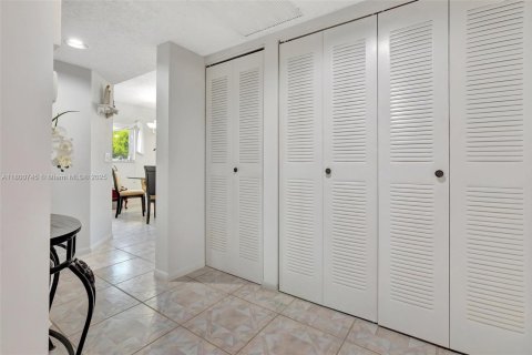 Condo in Pembroke Pines, Florida, 2 bedrooms  № 1678918 - photo 27