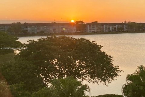 Condo in Pembroke Pines, Florida, 2 bedrooms  № 1678918 - photo 1