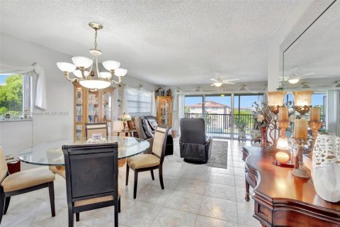 Condo in Pembroke Pines, Florida, 2 bedrooms  № 1678918 - photo 20