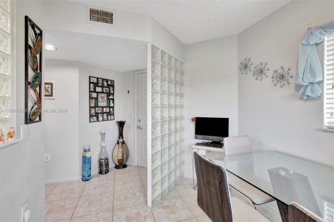 Condo in Pembroke Pines, Florida, 2 bedrooms  № 1678918 - photo 15