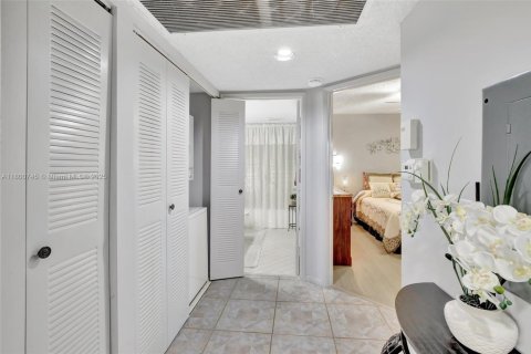 Condo in Pembroke Pines, Florida, 2 bedrooms  № 1678918 - photo 25