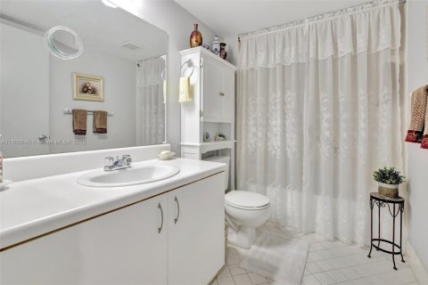 Condo in Pembroke Pines, Florida, 2 bedrooms  № 1678918 - photo 26