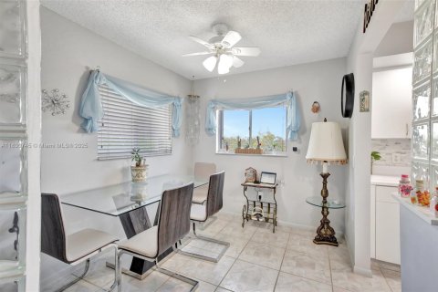 Condo in Pembroke Pines, Florida, 2 bedrooms  № 1678918 - photo 13