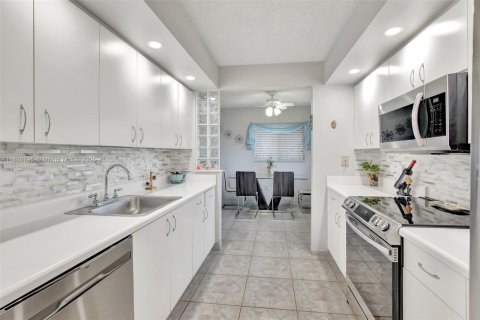 Condo in Pembroke Pines, Florida, 2 bedrooms  № 1678918 - photo 17