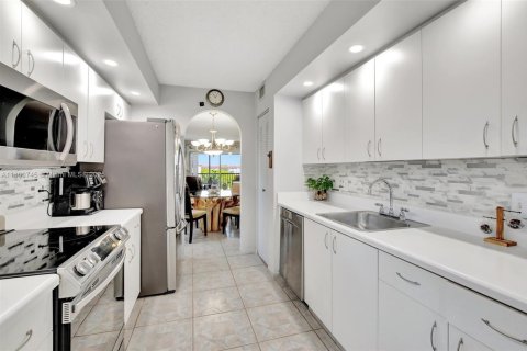 Condo in Pembroke Pines, Florida, 2 bedrooms  № 1678918 - photo 16