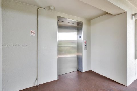 Condo in Pembroke Pines, Florida, 2 bedrooms  № 1678918 - photo 8