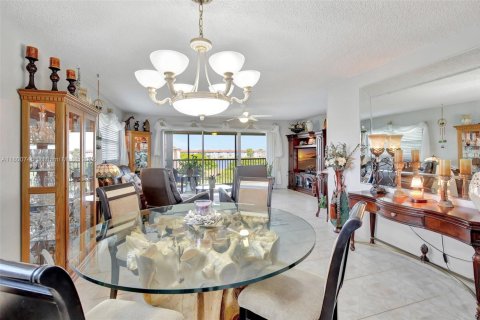 Condo in Pembroke Pines, Florida, 2 bedrooms  № 1678918 - photo 19