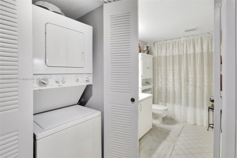 Condo in Pembroke Pines, Florida, 2 bedrooms  № 1678918 - photo 6
