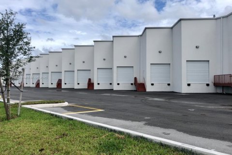 Commercial property in Hialeah Gardens, Florida № 1697281 - photo 9