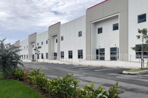 Commercial property in Hialeah Gardens, Florida № 1697281 - photo 2