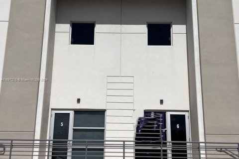 Commercial property in Hialeah Gardens, Florida № 1697281 - photo 1