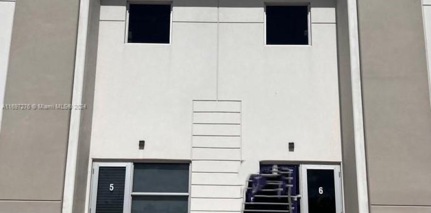 Commercial property in Hialeah Gardens, Florida № 1697281