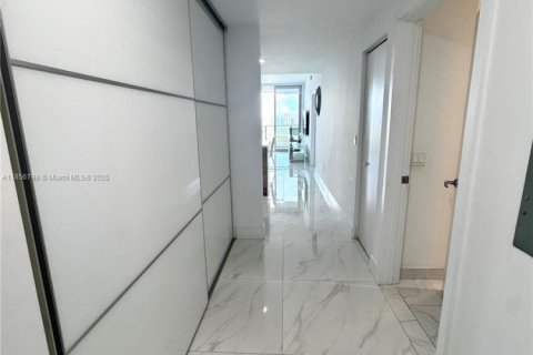 Condo in North Miami Beach, Florida, 1 bedroom  № 2022711 - photo 17