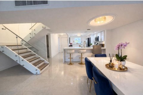 Townhouse in Hallandale Beach, Florida 3 bedrooms, 166.57 sq.m. № 2062650