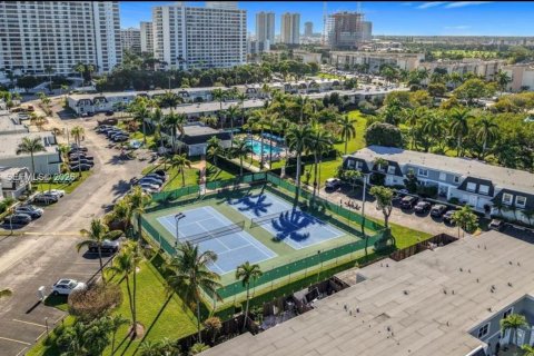 Townhouse in Hallandale Beach, Florida 3 bedrooms, 166.57 sq.m. № 2062650 - photo 14