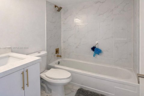 Townhouse in Hallandale Beach, Florida 3 bedrooms, 166.57 sq.m. № 2062650 - photo 6