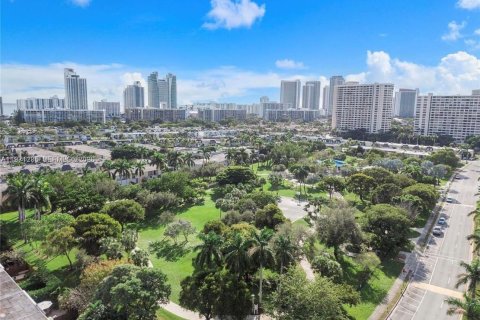 Townhouse in Hallandale Beach, Florida 3 bedrooms, 166.57 sq.m. № 2062650 - photo 19