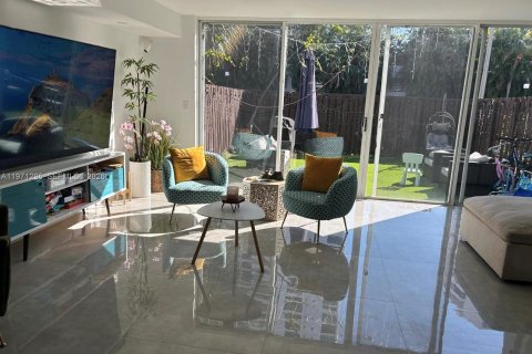 Townhouse in Hallandale Beach, Florida 3 bedrooms, 166.57 sq.m. № 2062650 - photo 4