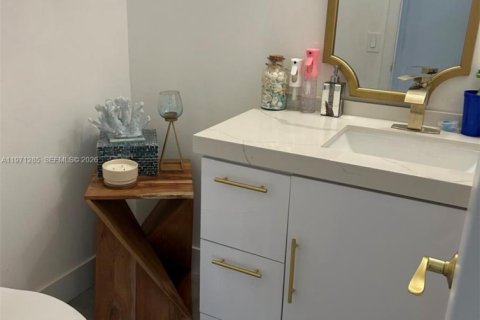 Townhouse in Hallandale Beach, Florida 3 bedrooms, 166.57 sq.m. № 2062650 - photo 5