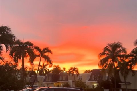 Townhouse in Hallandale Beach, Florida 3 bedrooms, 166.57 sq.m. № 2062650 - photo 12