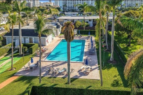 Townhouse in Hallandale Beach, Florida 3 bedrooms, 166.57 sq.m. № 2062650 - photo 15